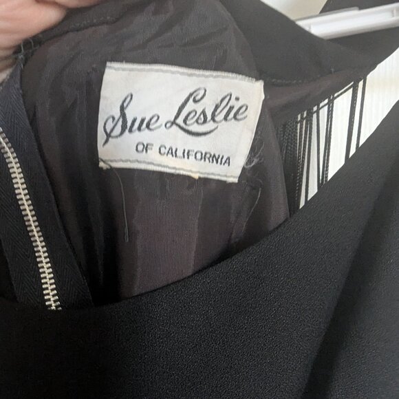 RARE FANTASY FIND VINTAGE 60s | BOMBSHELLL WIGGLE DRESS WITH FRINGE !! | 8 | EVC - Picture 9 of 10